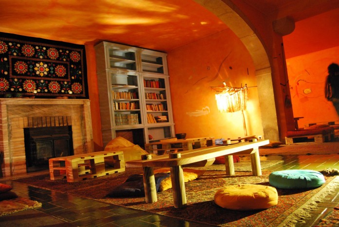 The Living Room of Almaa Sintra Hostel in Porto, Portugal (Photo credit: Almaa Sintra Hostel) 
