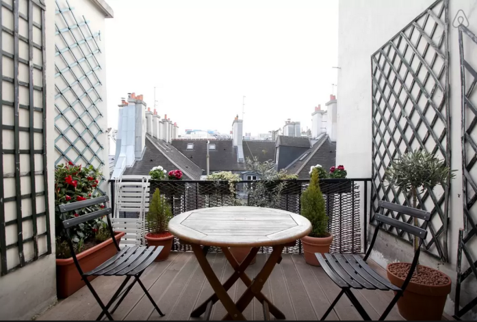 An apartment in La Marais (Photo credit: https://www.airbnb.com/rooms/1001071?s=8B_kBmjM)